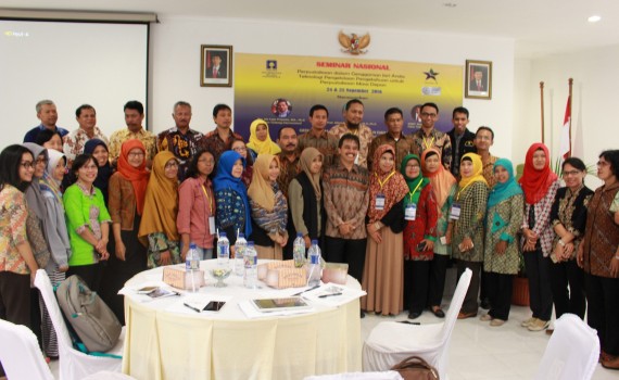 Foto bersama peserta Semnas2016